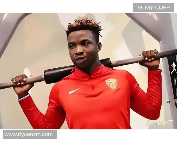 足球明星背手出场引发热议球迷纷纷猜测背后故事与心情